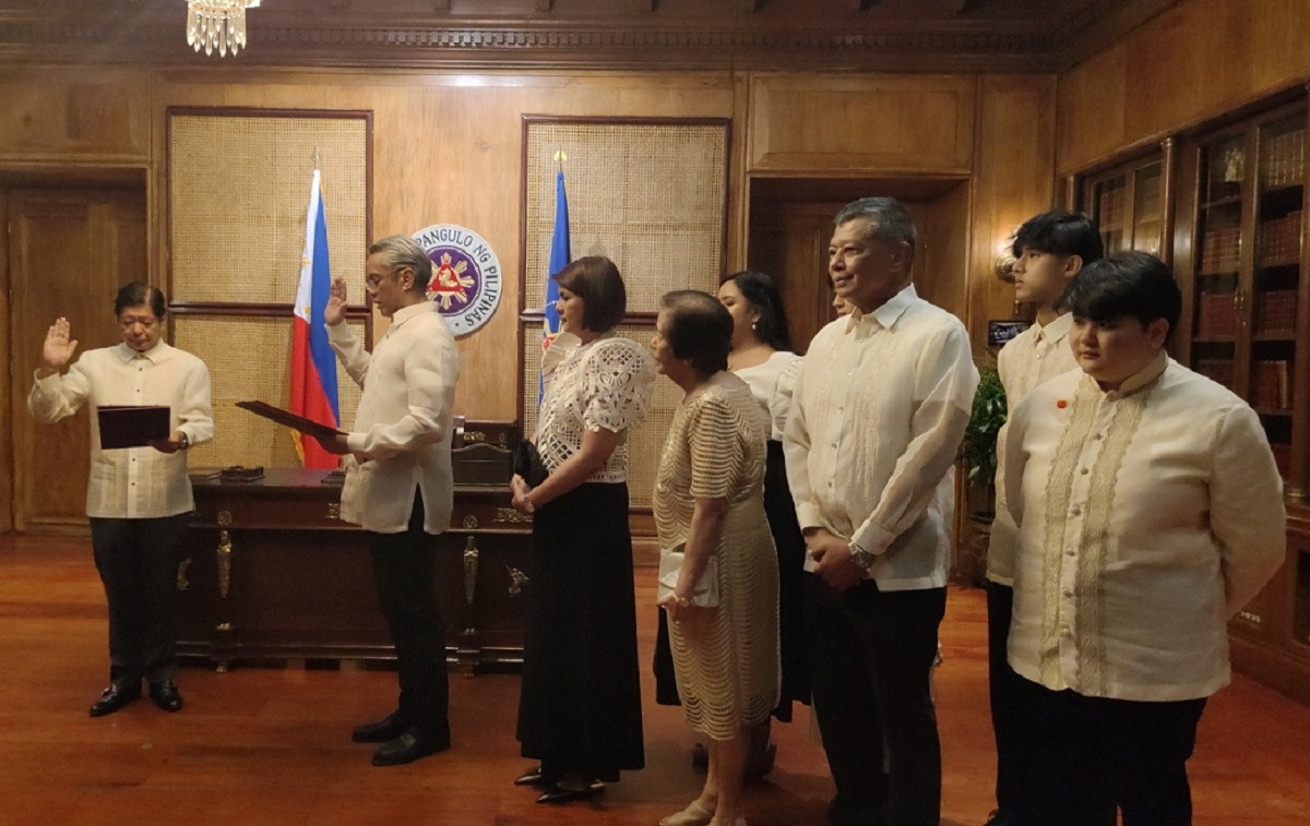 Jonvic Remulla takes oath as DILG chief