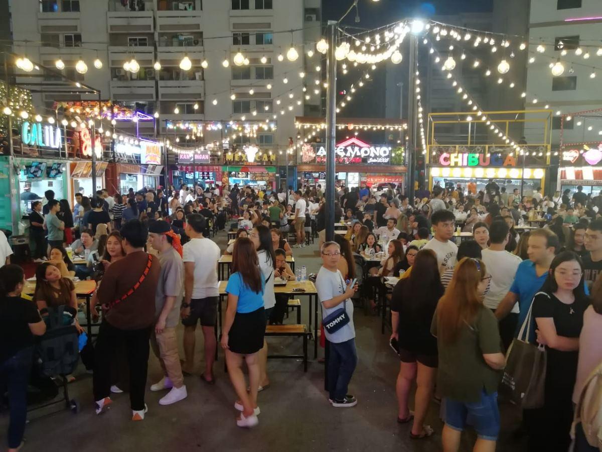 Pinoys troop to Dubai night market