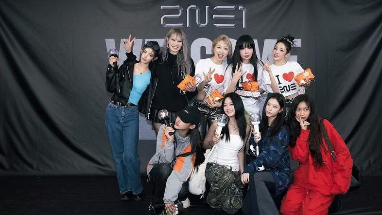 NewJeans meets 2NE1 backstage at 'Welcome Back' concert