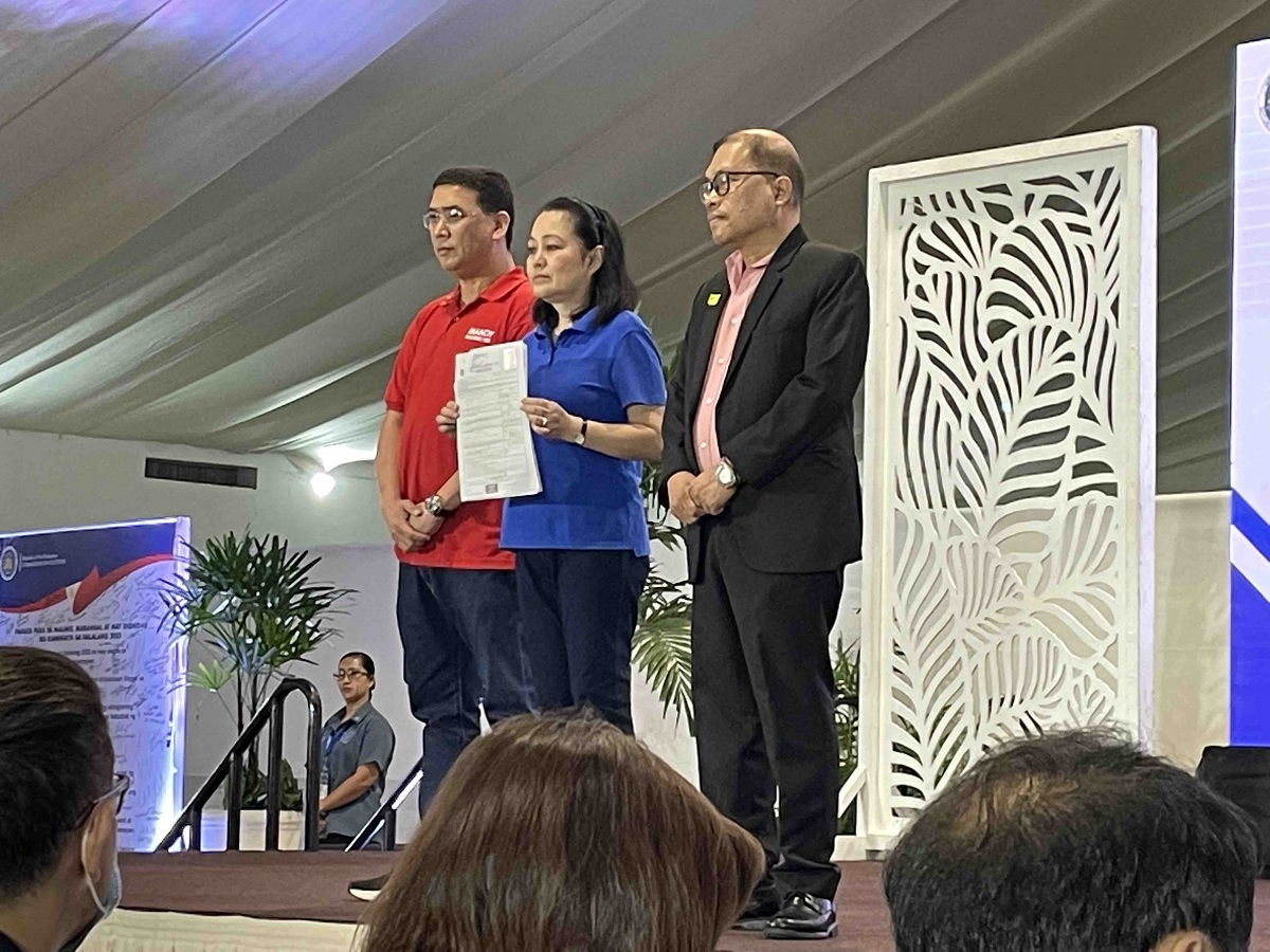 Doc Willie Ong files COC for senator through wife