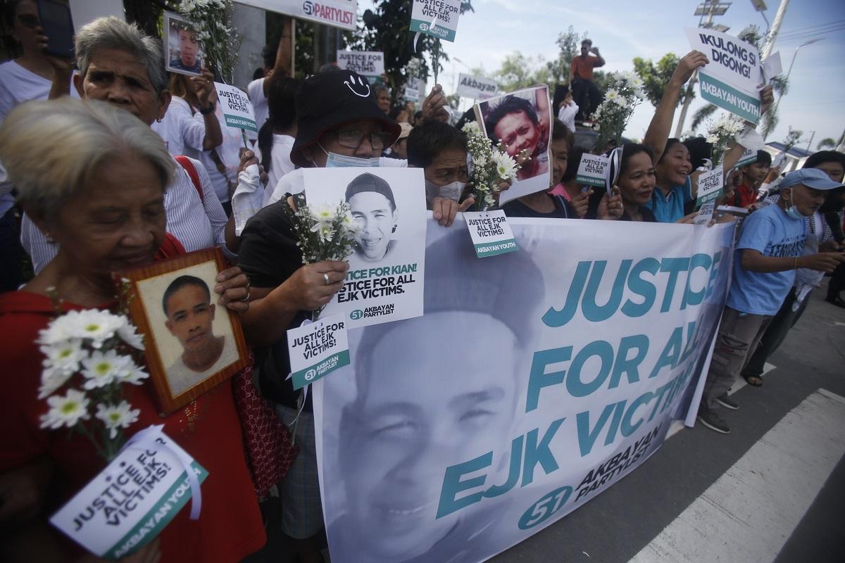 Kin of EJK victims rally outside Senate as drug war probe starts ...