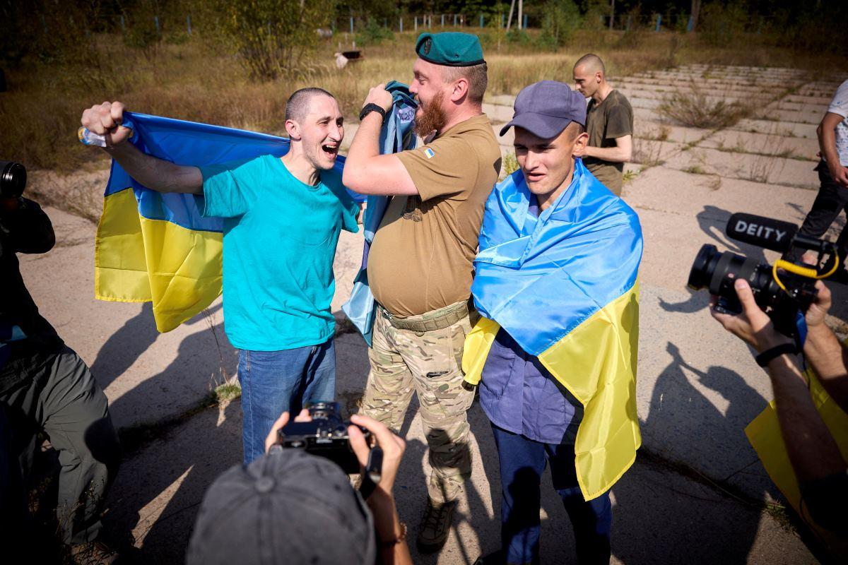 Ukrainian prisoners of war celebrate release