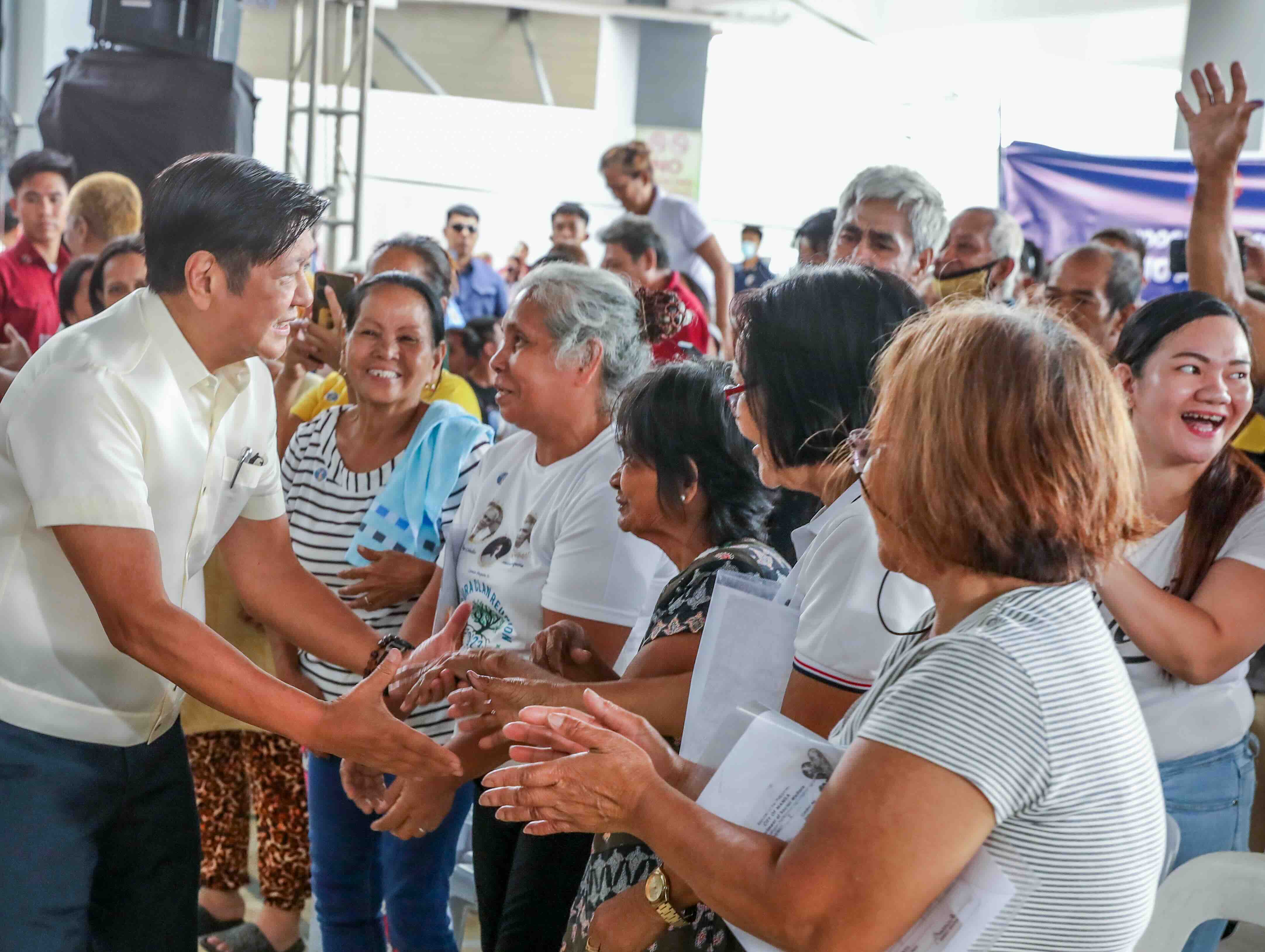 Marcos gives P21M financial aid to Tondo fire victims