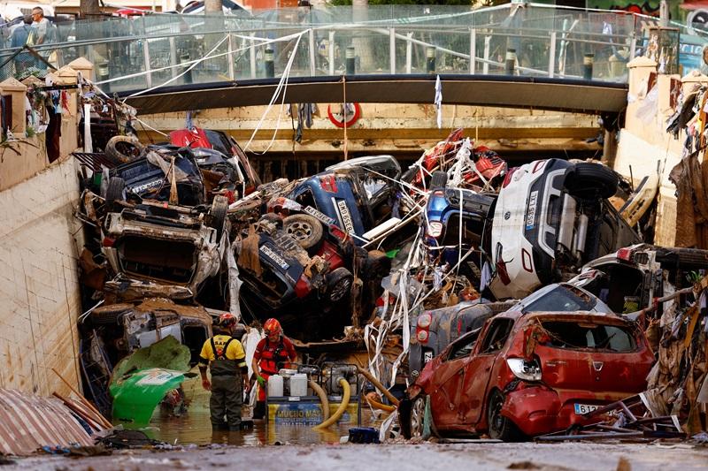 Spain to give legal status to 25,000 migrants affected by Valencia floods