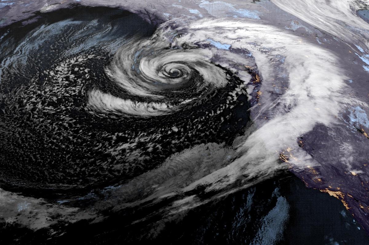 Deadly storm pounds Northwest US, leaving 600,000 without power