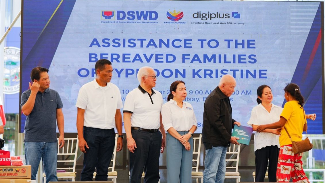 FL Liza Marcos leads aid distribution to Kristine-hit victims in Batangas