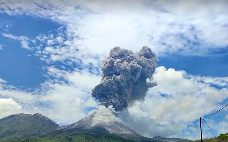 Indonesian volcano spews ash 10-km high, thousands evacuate