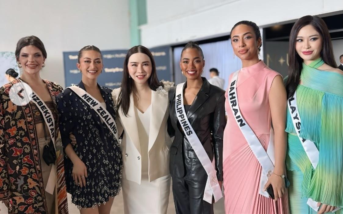 Chelsea Manalo, Miss Universe CEO Anne Jakrajutatip, and Miss Universe candidates