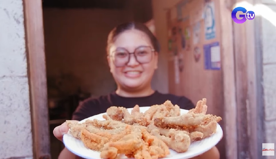 Paa ng manok na ginawang crispy, very alive and kicking ang kita thumbnail