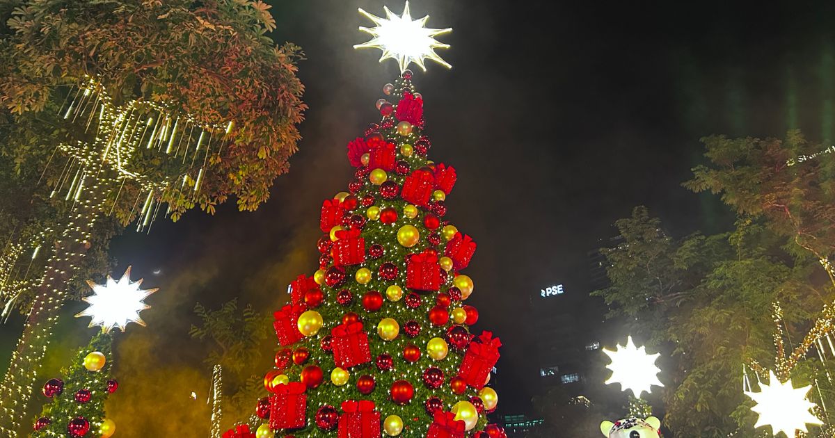 Giant Christmas Tree lights up Bonifacio Global City