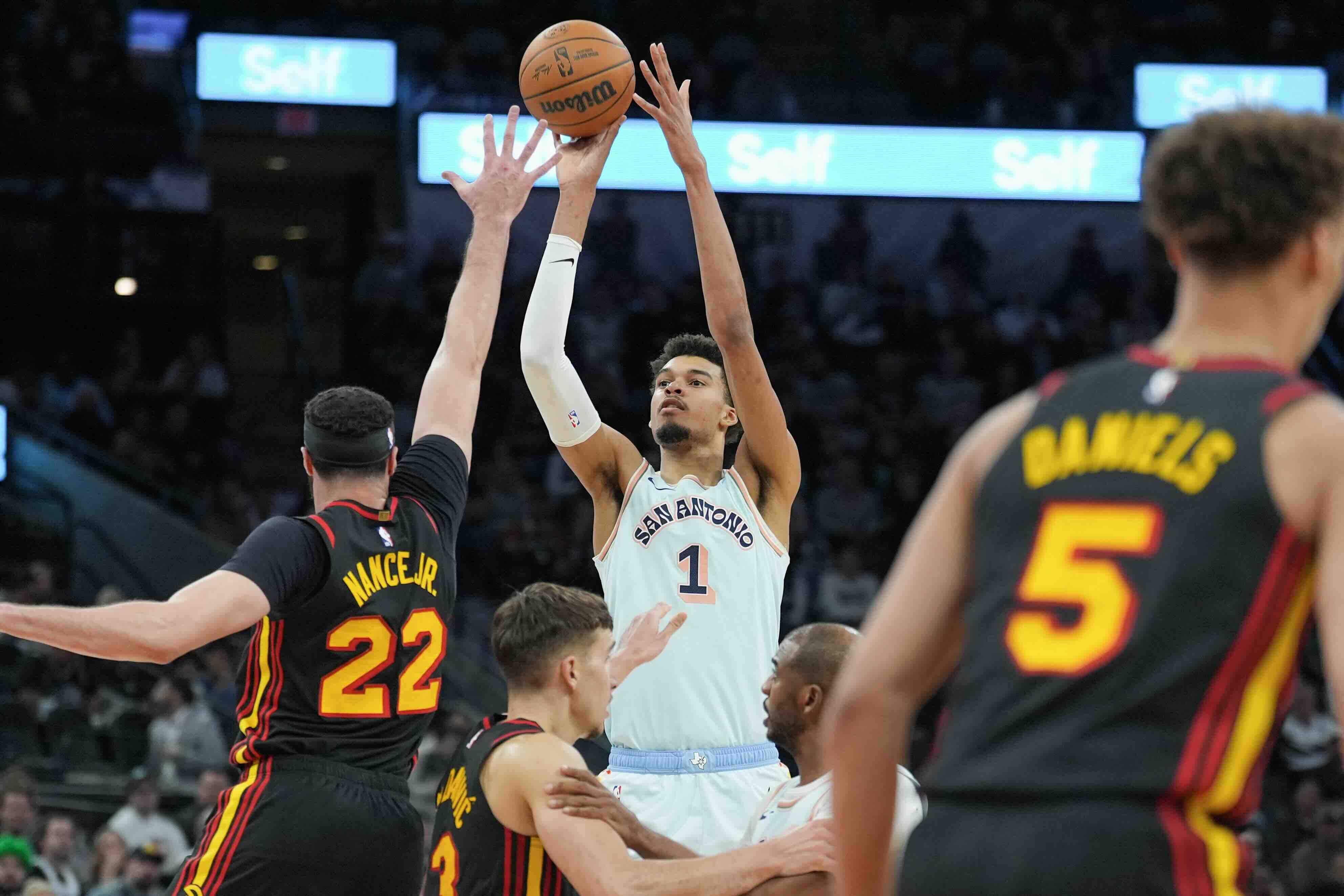 NBA: Spurs make key plays late to down Hawks in OT