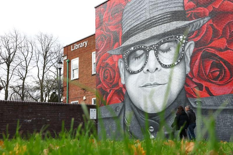 Elton John says he has lost his eyesight