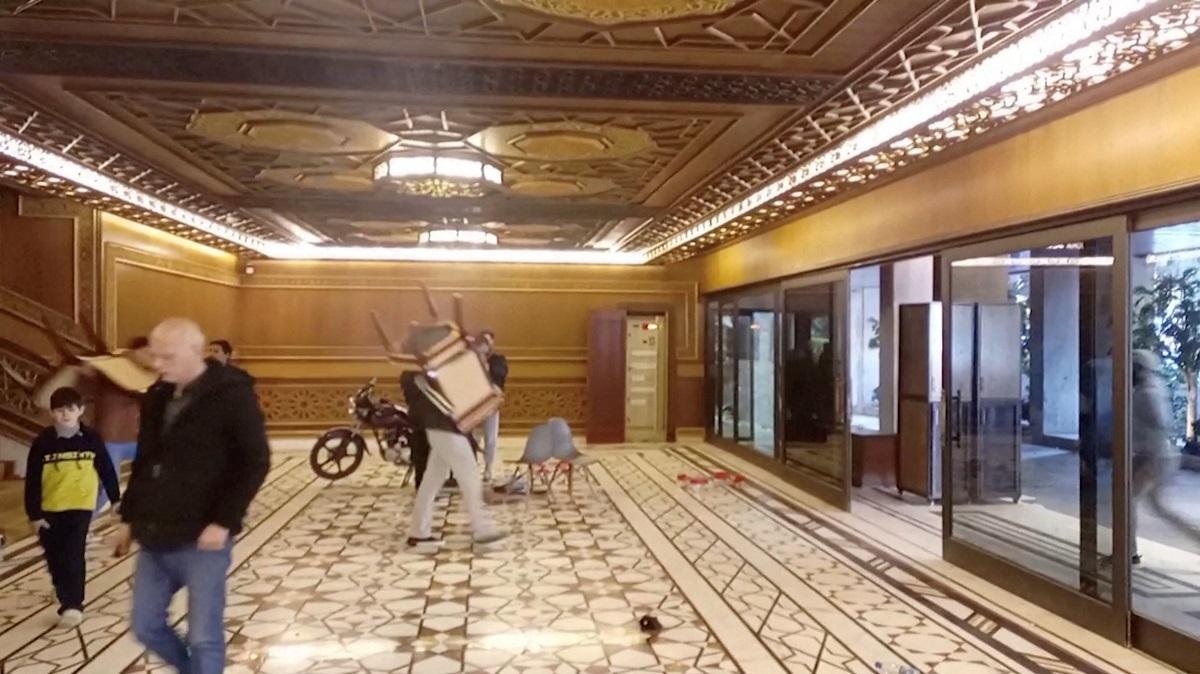 Syrians stroll through Assad"s palaces, take furniture and ornaments