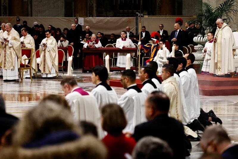 Pope Francis calls for new global accords on debt, military spending