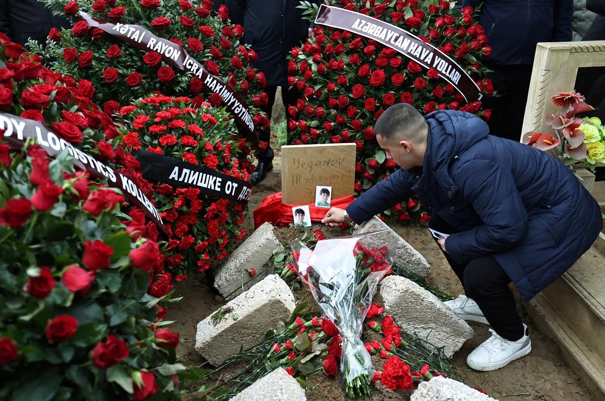 Azerbaijan pays tribute to pilots and passengers who perished in air crash