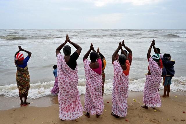 Women offer prayers for the victims of the 2004 Indian Ocean tsunami on the 20th anniversary of the disaster, at Pattinapakkam beach in Chennai, India, December 26, 2024. REUTERS/ Riya Mariyam R