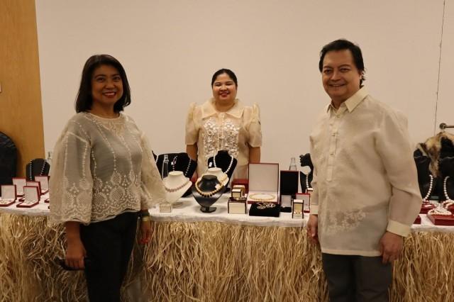 The collection's exhibitor Samuel Bernal (right) with Consul-General Indhira C. Ba&Atilde;&plusmn;ares (left) and Filipino community leader Rachelle Escame (center) at the event. Photo: Andy Pe&Atilde;&plusmn;afuerte III
