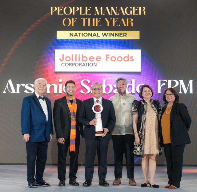 People Manager of the Year. Jollibee Group Global Chief Human Resources Officer Arsenio Sabado (3rd from left, holding trophy) has been named the national winner for People Manager of the Year by the People Management Association of the Philippines (PMAP). 