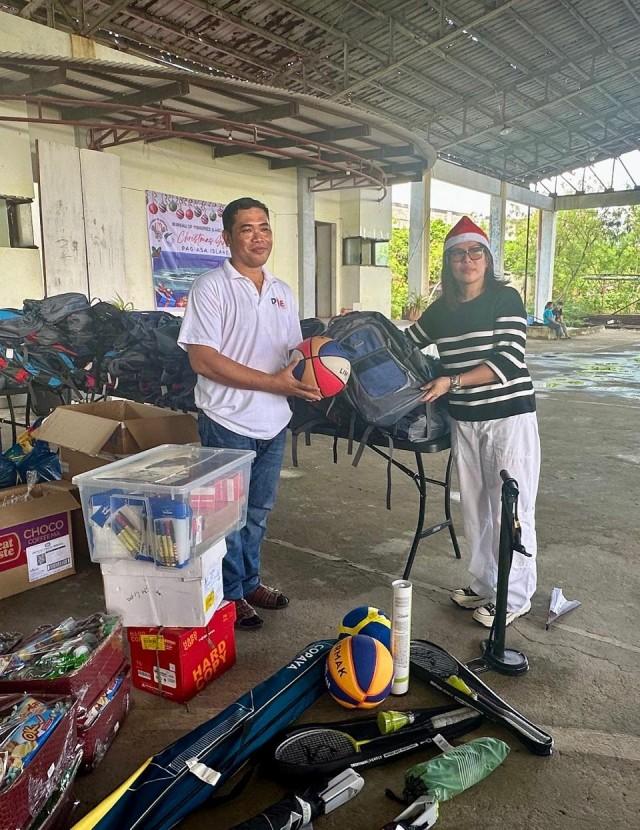 School principal with a BFAR representative. Ian Cruz/GMA Integrated News