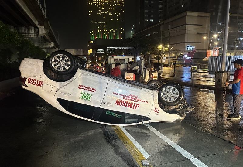 Taxi, bumaliktad matapos bumangga sa mga barrier sa EDSA