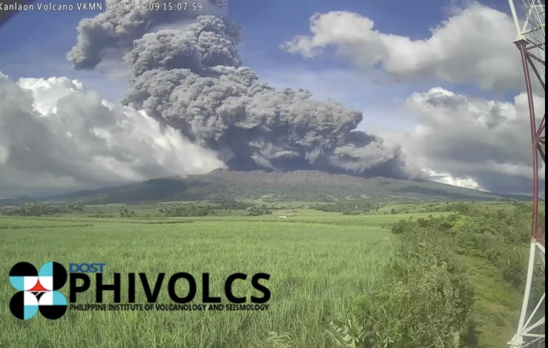 Kanlaon Volcano erupts; Alert Level 3 raised | GMA News Online