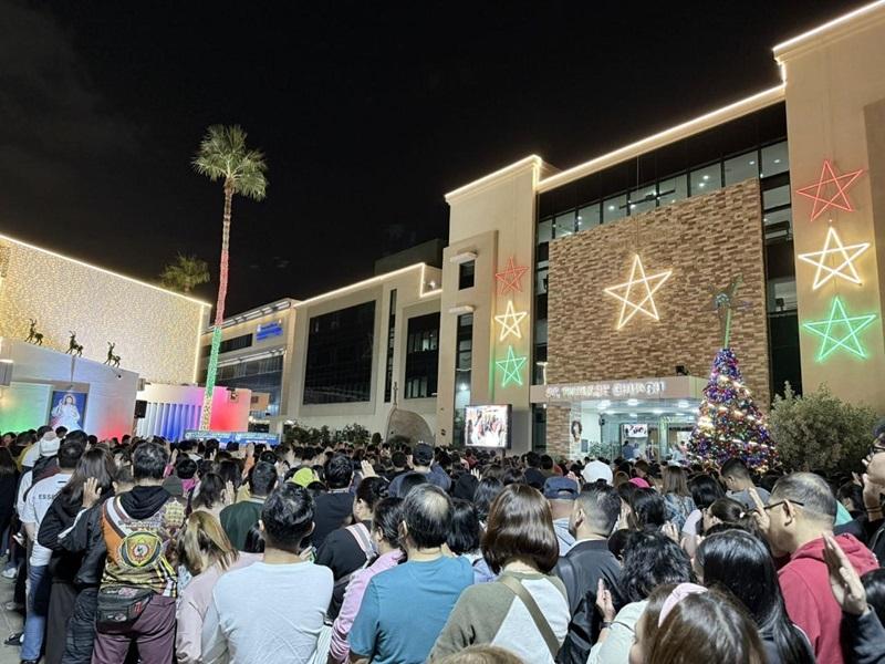 OFWs in Abu Dhabi keep Pinoy Christmas tradition alive, attend first Simbang Gabi