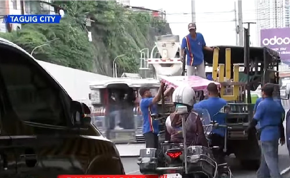 Ilang nagtitinda sa ilalim ng tulay sa C-5 Road sa Taguig, naiyak nang paalisin ng MMDA thumbnail