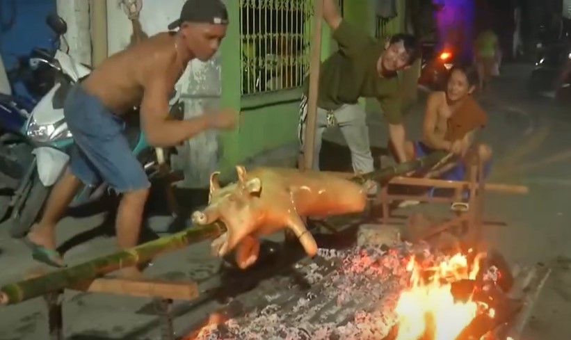 Barangay Santolan's Pakalog Festival has residents roasting lechon on New Year's Eve