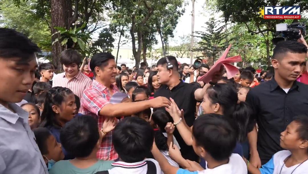 Marcos gives gifts to children in Malacañang