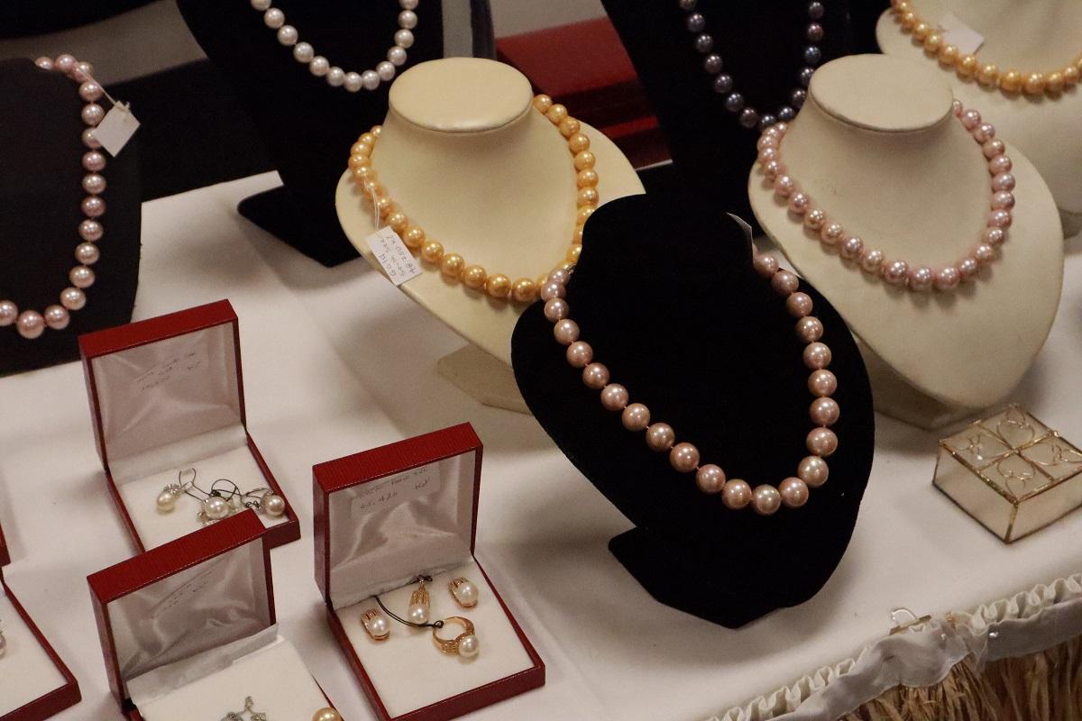 Philippine pearls sparkle at Prague’s international charity market.