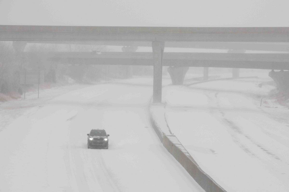 Major US winter storm begins dumping snow, disrupting travel