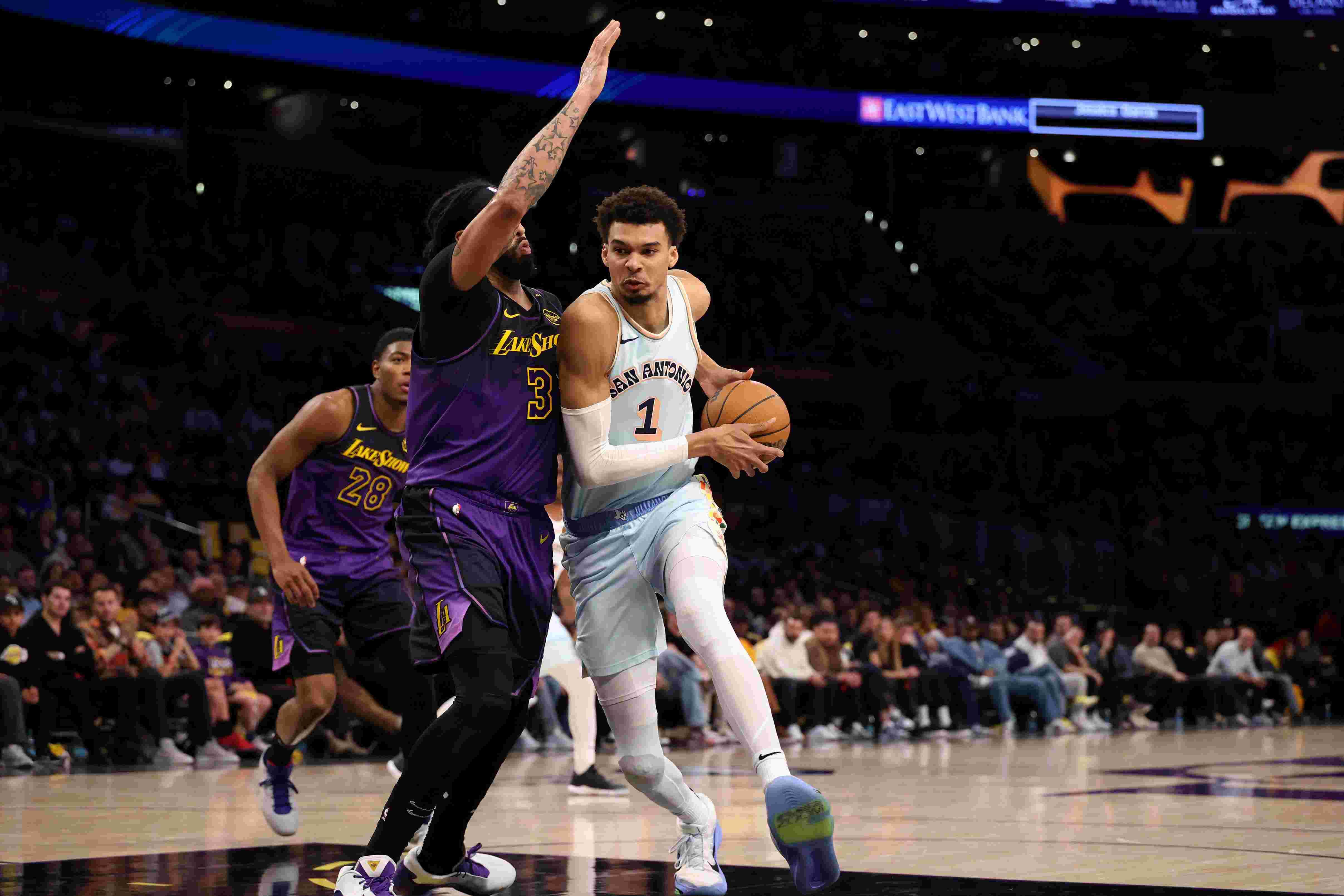 NBA: Spurs surge past Lakers in both teams' return to action