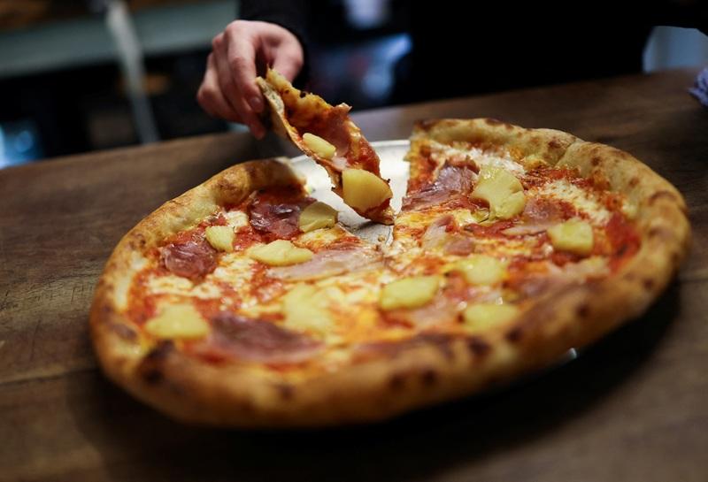 Pineapple pizza debate heats up as UK pizzeria sets 100-pound price tag