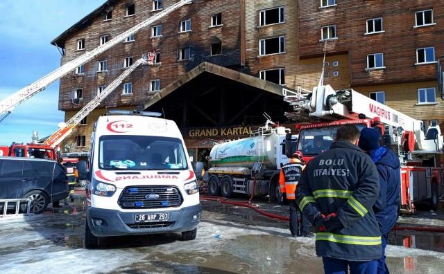 Firefighters work to extinguish a fire at a hotel in the ski resort of Kartalkaya in Bolu province, Turkey, January 21, 2025. REUTERS/ Mert Ozkan