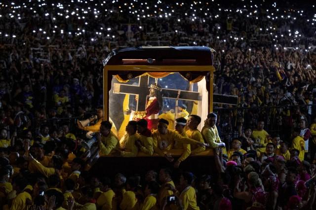 Catholic devotees surround the andas or carriage bearing the image of Jesus Nazareno as its annual procession begins on its feast day in Manila, January 9, 2025. REUTERS/ Eloisa Lopez