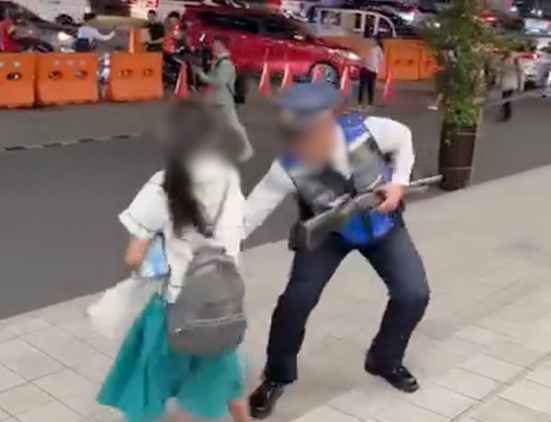 SM Megamall dismisses guard in viral video with sampaguita vendor thumbnail