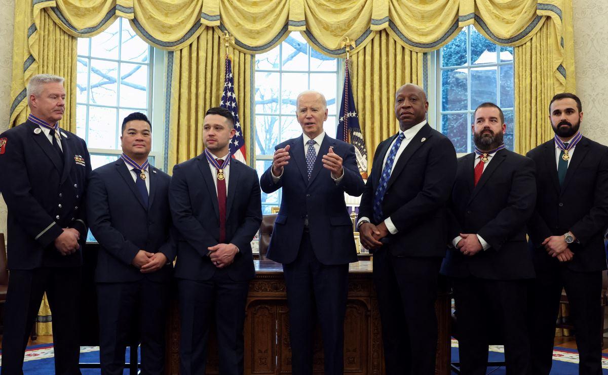 Biden with Medal of Valor recipients