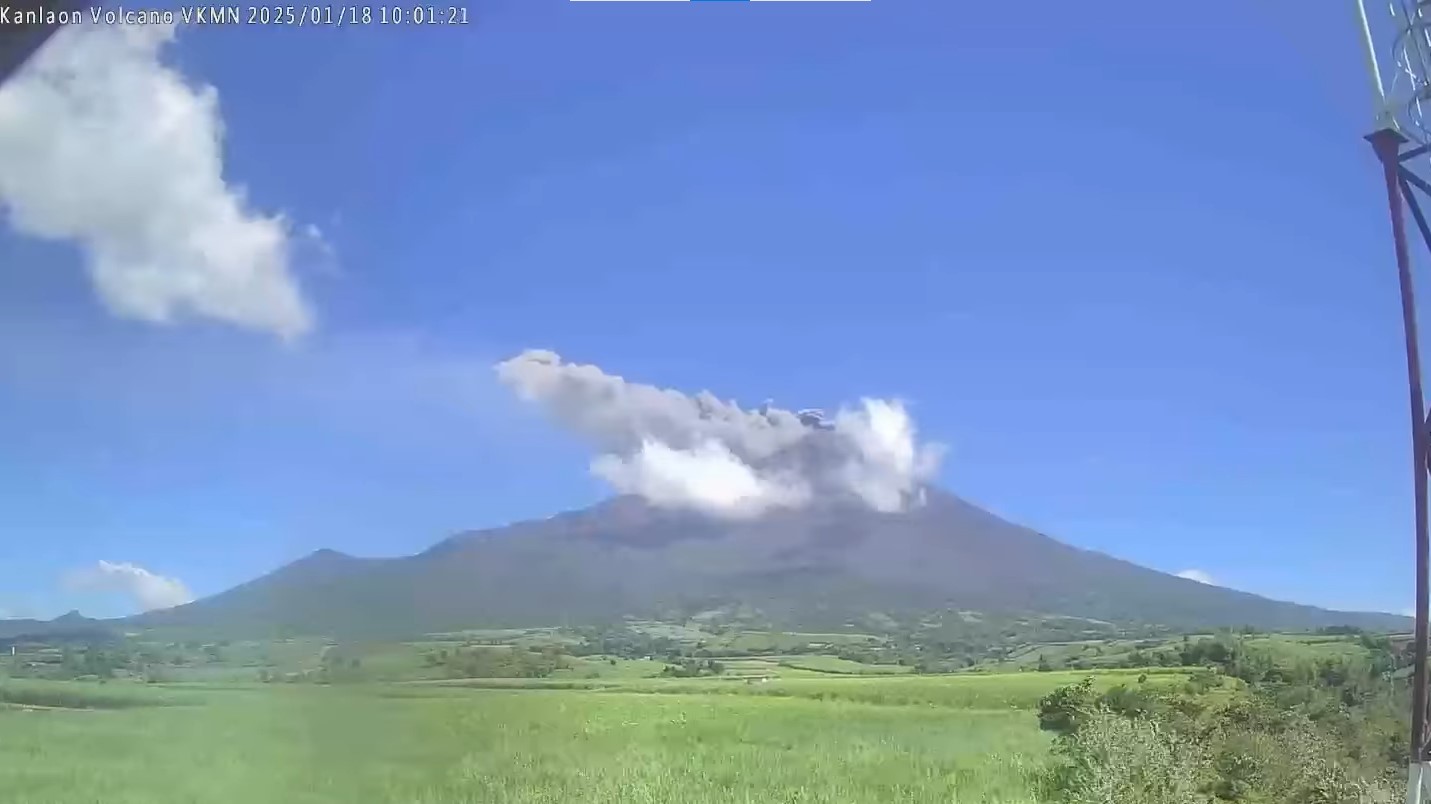 PHIVOLCS: Kanlaon spews ash anew; over 20 volcanic quakes recorded