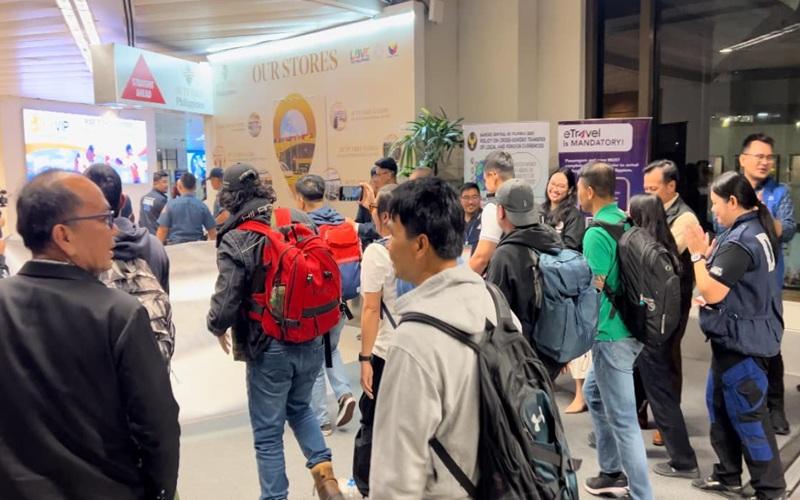 Pinoy crew members of MV Galaxy Leader back in PH