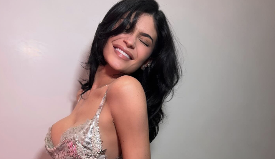 At the Golden Globes, Kylie Jenner dons a daring vintage dress from 1999