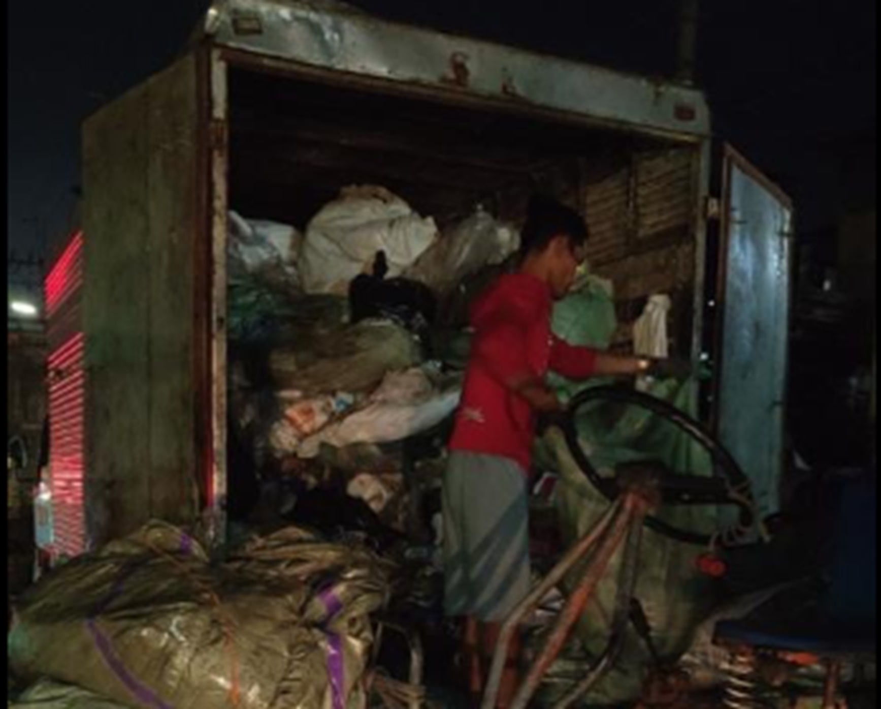 Truck caught illegally dumping garbage in Manila