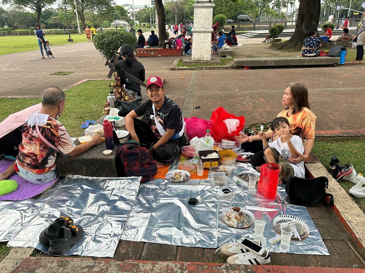 Nazareno devotees have picnic around Quirino Grandstand as Pahalik goes on