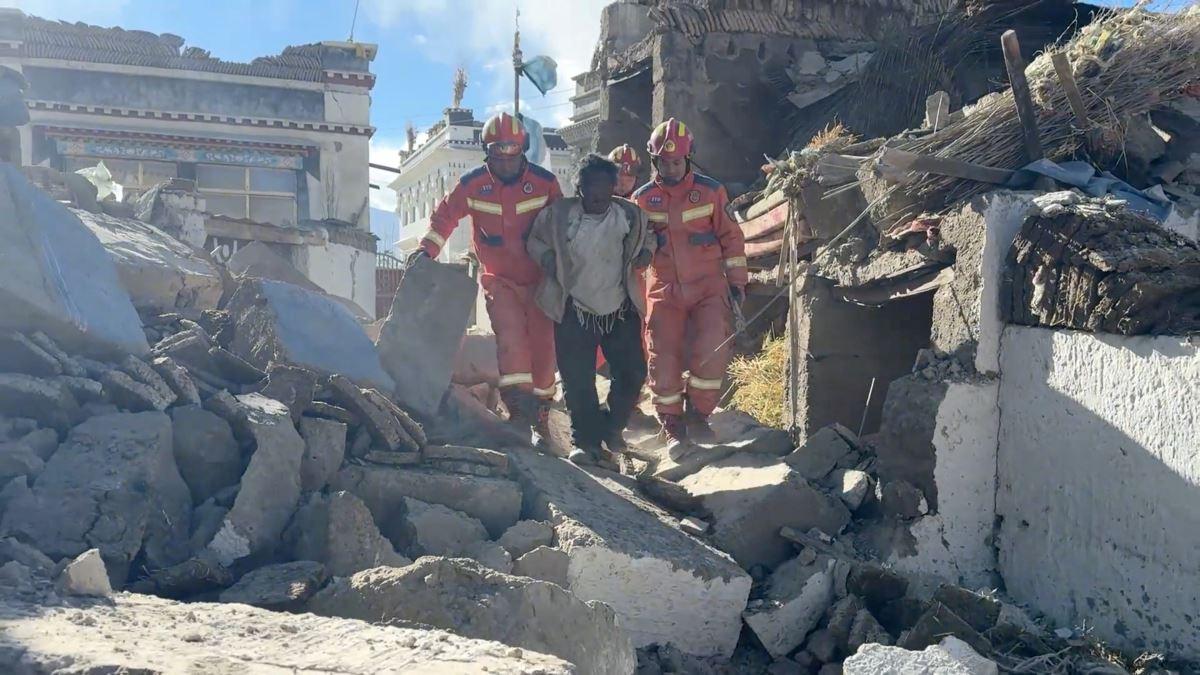 Rescue team at site of earthquake in Tibet