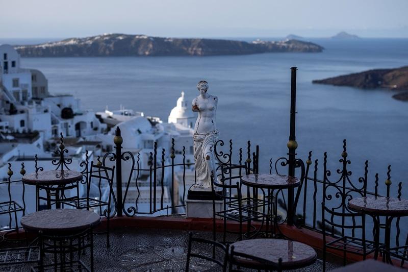 Hundreds flee Santorini as quakes disrupt life