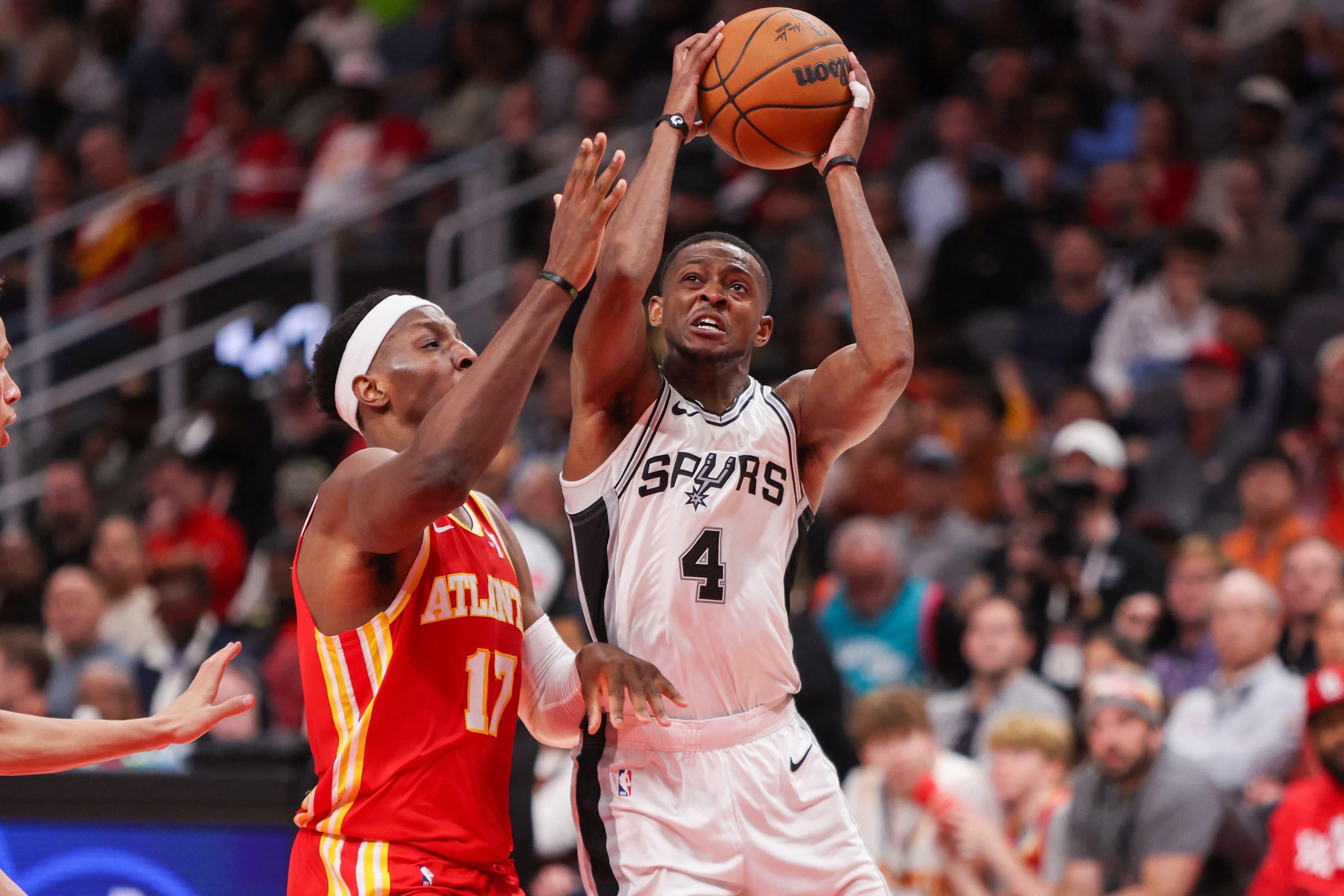San Antonio Spuprs guard DeAaron Fox and Atlanta Hawks forward Onyeka Okongwu