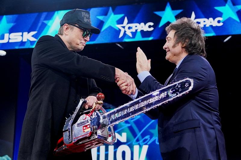 Elon Musk wields chainsaw at conservative gathering, a gift from Argentina's Milei
