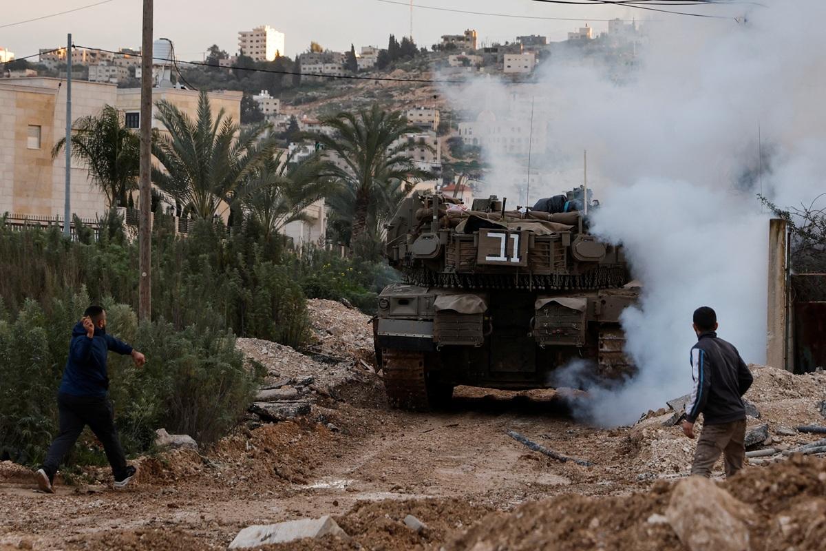 Israel sends tanks into West Bank, tells troops to ready for 'extended" stay