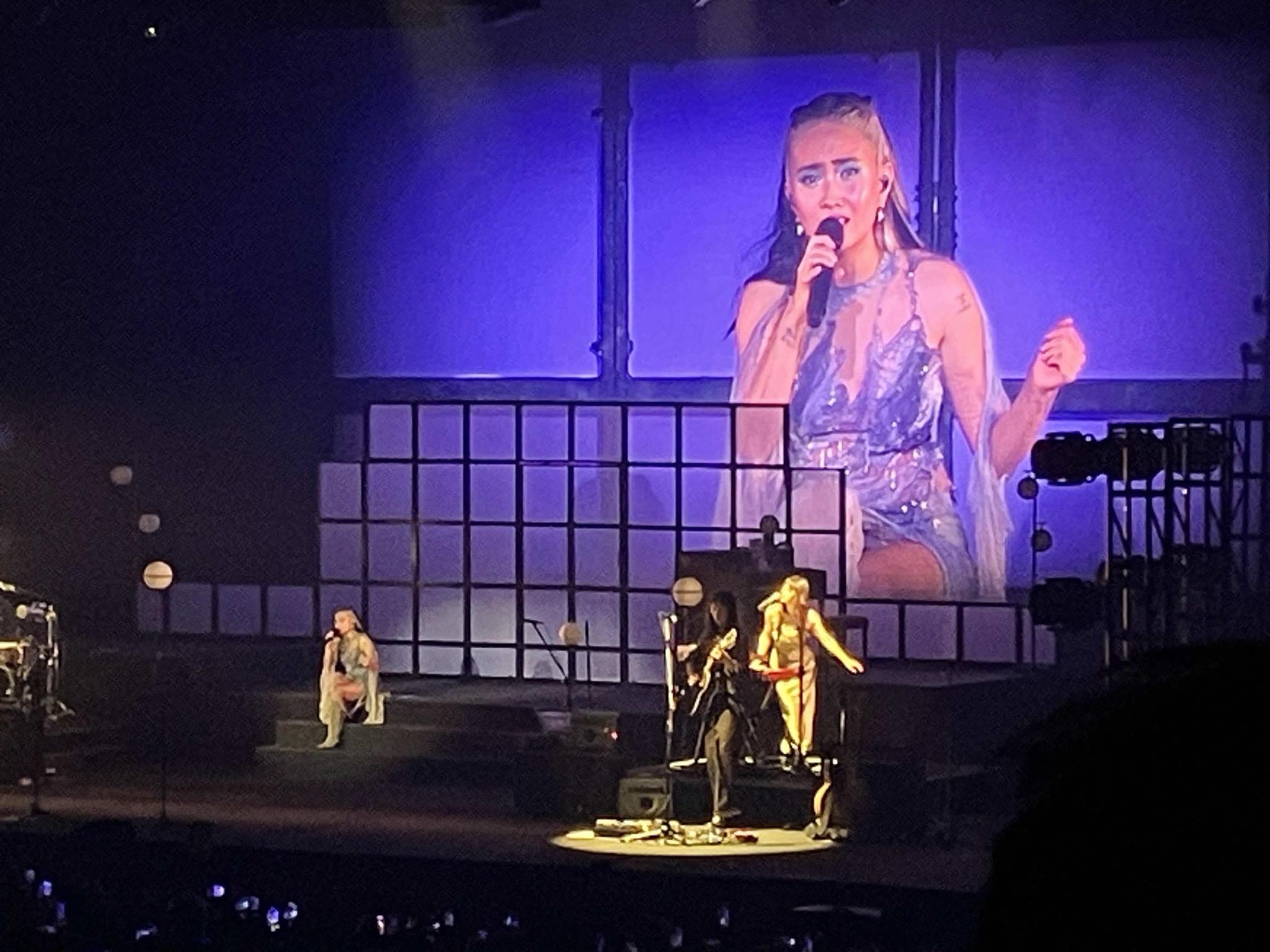 NIKI takes PH fans 'around the world' with 'Buzz' concert