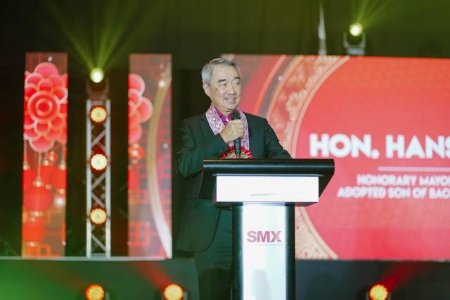 Hon. Hans T. Sy addresses the Tsinoy and business community of Bacolod City and Negros Occidental at the Spring Festival Gala. The annual event is attended by members and families of Filipino-Chinese descent, prominent figures from the local business community, government, cultural and civic sectors. The gala, held during the Lunar New Year, is one of the highlight events of the Bacolaodiat Festival.
