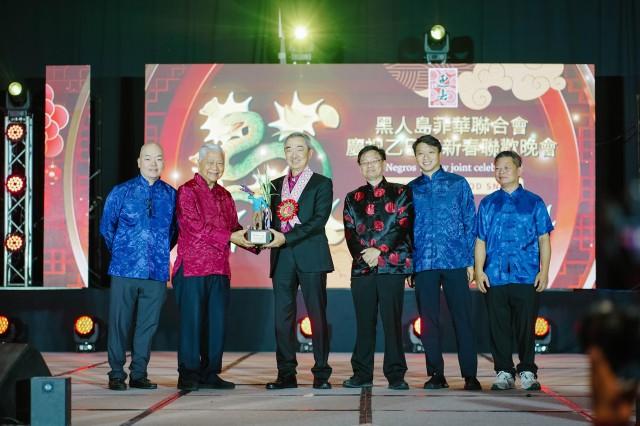 Officers of the Bacolaodiat, Inc, the organizer of the annual Bacolaodiat Festival, present a token of appreciation to Honorary Mayor Hans Sy (3rd from left) for his unwavering support to Bacolod City. With Sy in photo are festival officials, left to right: Frederick Yap, chairman emeritus and festival founding father Alfredo Barcelona, Mark Gomez, Kurt Matthew So, and Bacolaodiat organization president Stephen Sy.